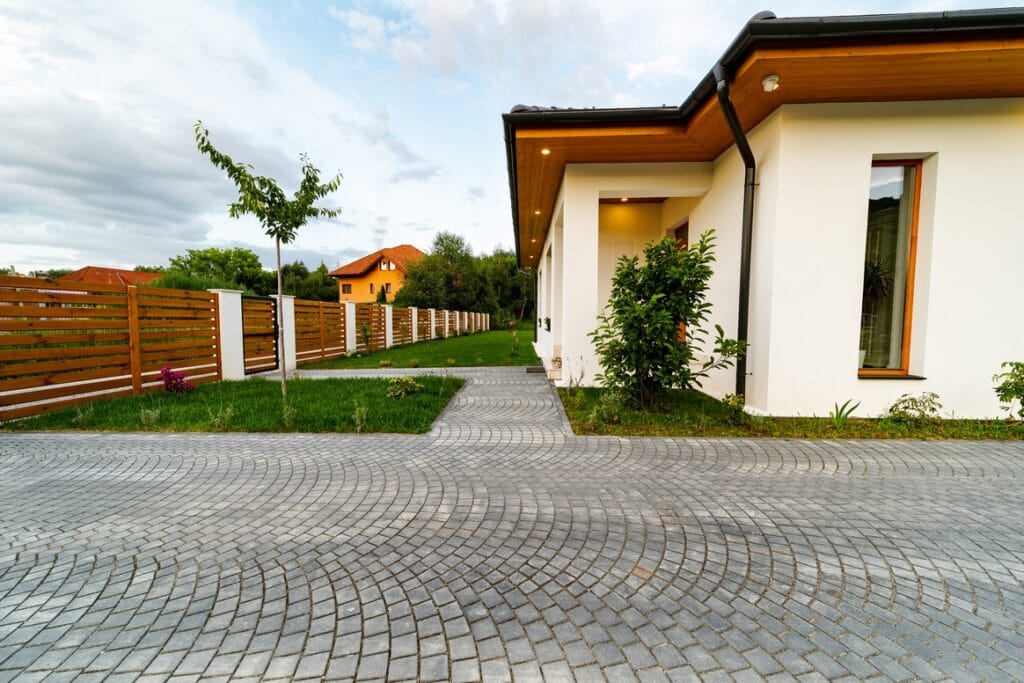 Pavajele - Referinte - Piatra Cubica